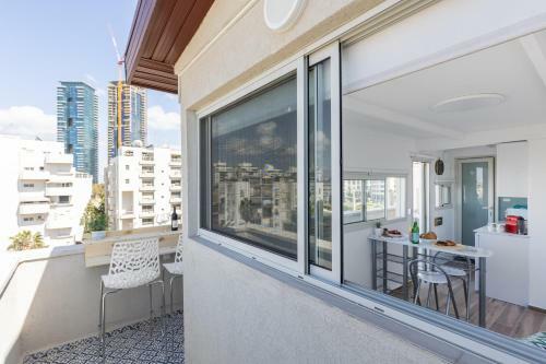 Bright And Modern Studio Apartment