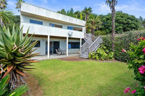 Sandy Beach House - Coopers Beach Holiday Home