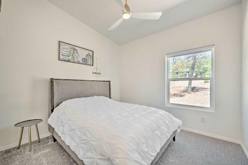 Luxe Pine Escape With Mtn Views And Gas Fire Pit!