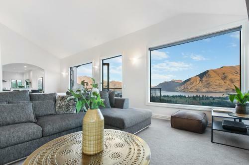 Villa Million Dollar Views - Central Luxury + Hot Tub*