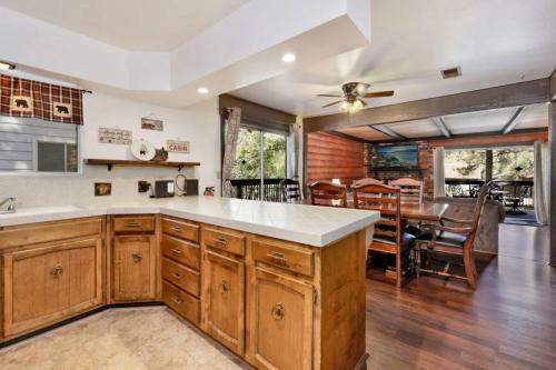 Cuddle Bear's Cabin #2075 By Big Bear Vacations