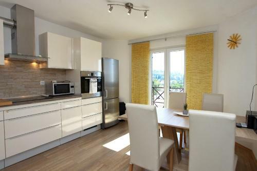 Three-bedroom Spacious Modern Apartment Ss