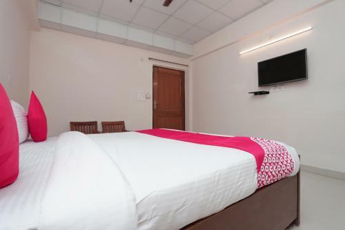 Collection O 88850 Hotel Paras
