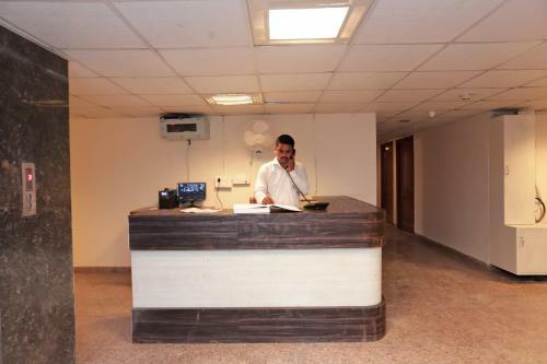 Collection O 88850 Hotel Paras