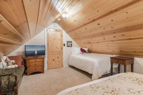 Chic Carnelian Bay Cabin