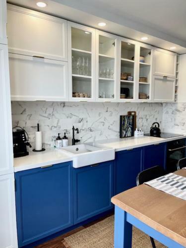 Executive 2 Bedroom Apartment + Parking