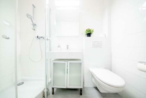 Hostal Ground Floor Rooms With Stunning Lake View & Garden Access