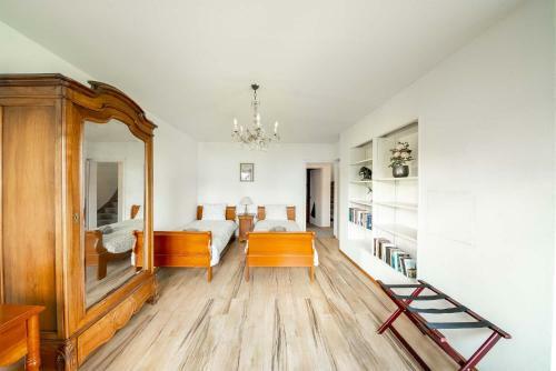 Hostal Ground Floor Rooms With Stunning Lake View & Garden Access