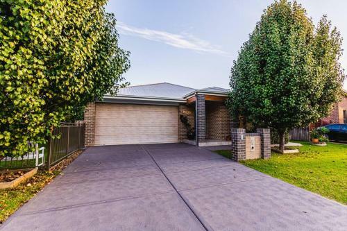 Park View Mudgee- Relax And Stroll To Everything! 3bdrm W Park Views