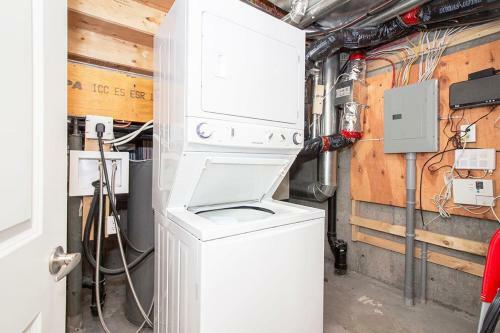4bed 2bath Townhouse With Laundry, Parking & Wi-fi