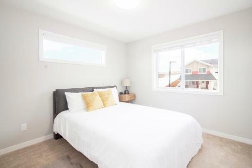 4bed 2bath Townhouse With Laundry, Parking & Wi-fi
