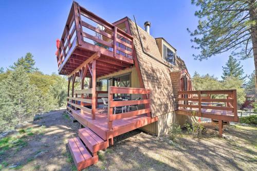 Colorful Alpine Cabin With Deck And Mountain View