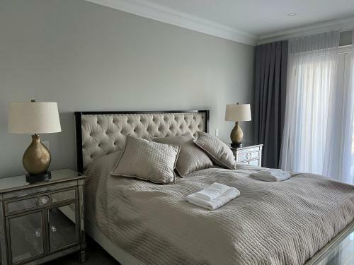 Villa Glamourous Waterfront Mansion By Simply Comfort