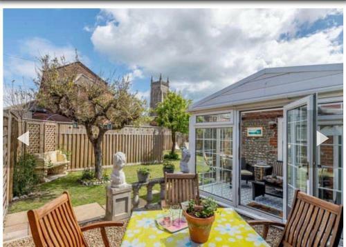 West Cottage. Central, Beautiful, 2 Mins To Beach.