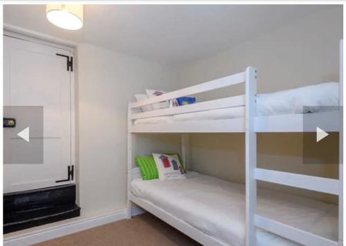 West Cottage. Central, Beautiful, 2 Mins To Beach.