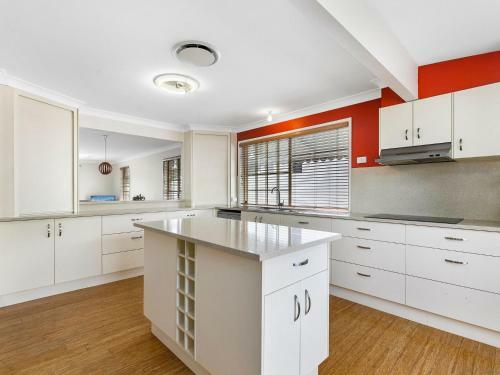 32 Bombala Crescent Rainbow Beach Aircon Pool Pets Welcome
