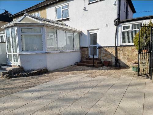 Modern 3 Bedroom Residential Home W/secure Parking