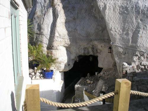 Rare ! Home With A White Cliffs Cave !