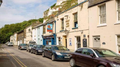 Rare ! Home With A White Cliffs Cave !