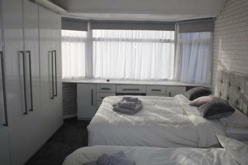 Beautiful 3 Bedroom House With Parking