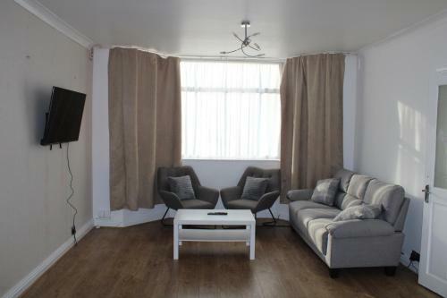 Beautiful 3 Bedroom House With Parking