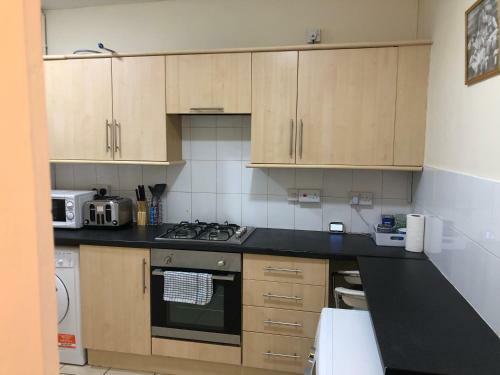Charming 2 Bed Terrace . Close To Station