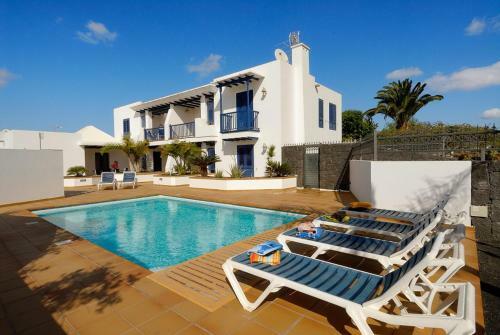Remarkable 2-bed Apartment In Playa Blanca