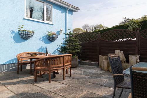 Sunningdale - Beach Side Cottage, Sea Views, Parking