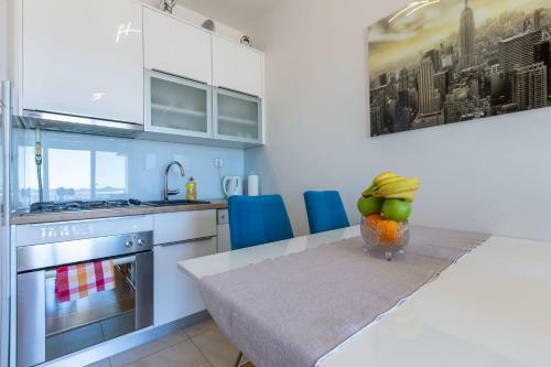Jadran Apartment With Balcony And Parking Garage