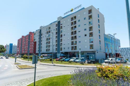 Jadran Apartment With Balcony And Parking Garage