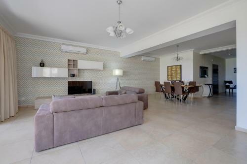 Seafront Lux Apart Inc Pool, Upmarket Area