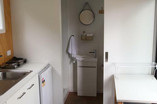 Tranquil Central Wanaka Tiny Home, Mountain Views & Spring Water