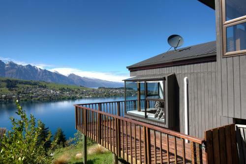 A Surprise On Sunrise! Panoramic Lake Views & Spa Pool