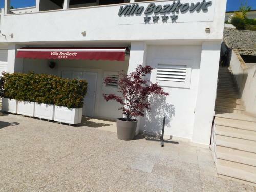Hostal Beach Villa Bozikovic