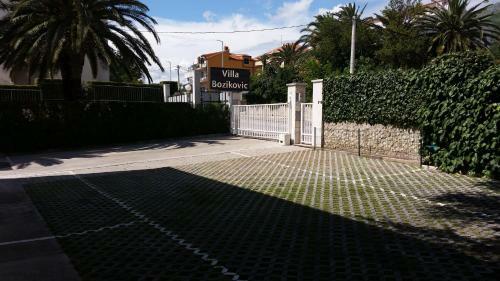 Hostal Beach Villa Bozikovic