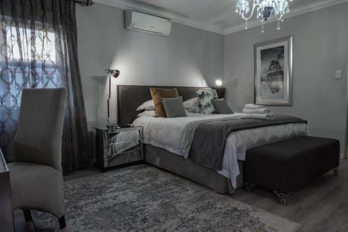 Hostal Royal Albert Suites