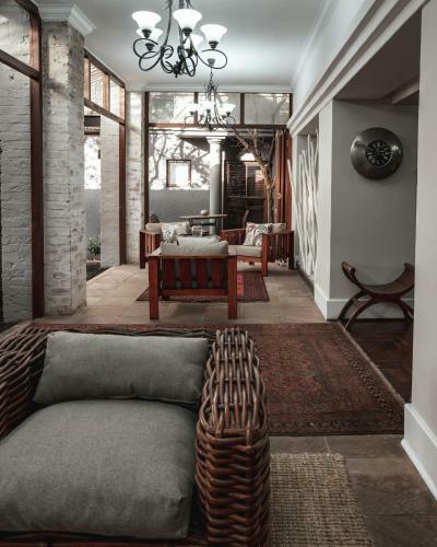 Hostal Royal Albert Suites