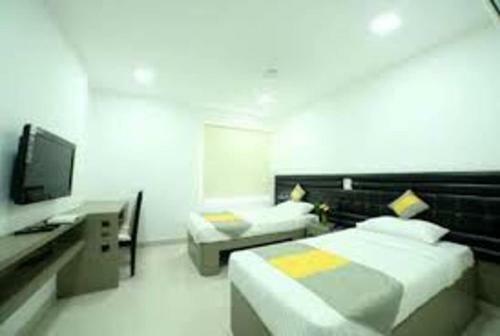 Hostal Cosy Room With Private Bath And Work Desk