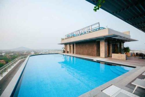 Ease Hotel