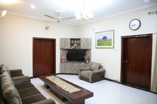 5 Bedroom Private Home In Dha Lahore- Entire House