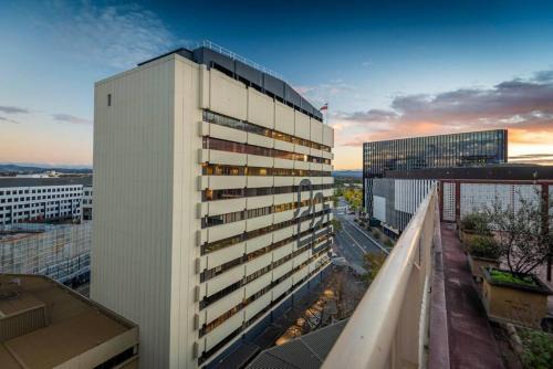 Absolute Inner-city Luxury / Canberra City