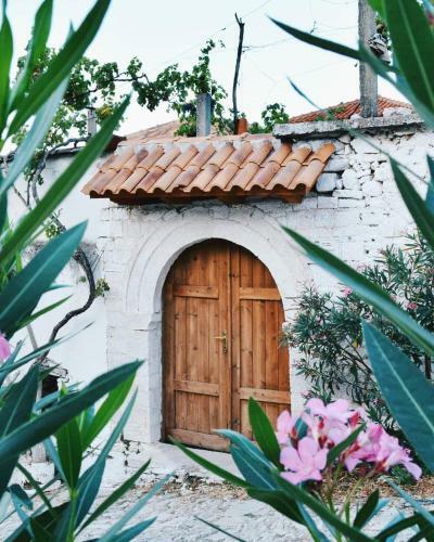 Lovely 3-bed House In Upper Qeparo Since 1930