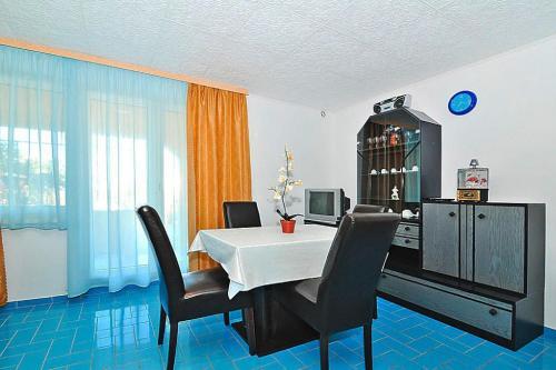 Apartment In Vir With Balcony Or Terrace