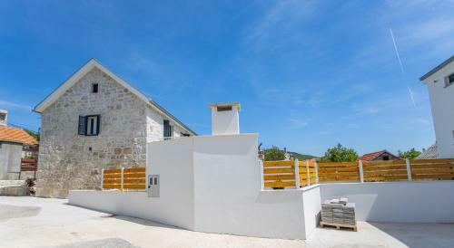 Villa Sulic - Heated Pool And Mountain View