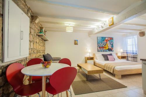 Honey Art Apartment
