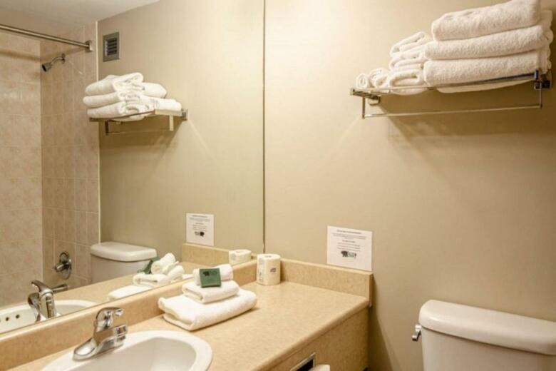 Nancy Greene's Cahilty Lodge - Hotel Room