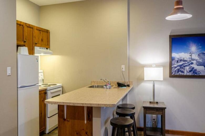 Nancy Greene's Cahilty Lodge - Hotel Room