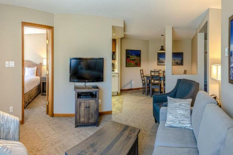 Nancy Greene's Cahilty Lodge - Hotel Room