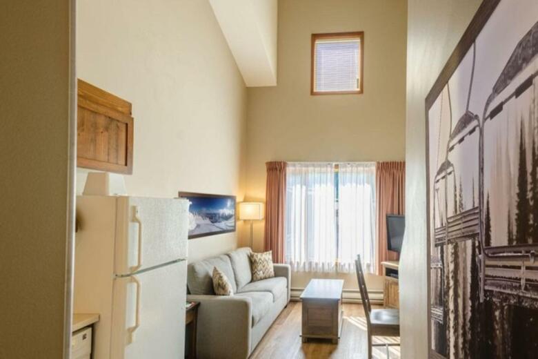 Nancy Greene's Cahilty Lodge - Hotel Room
