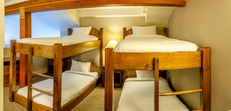 Nancy Greene's Cahilty Lodge - Hotel Room